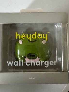 heyday Green Frog USB Wall Charger with Pink Cheeks